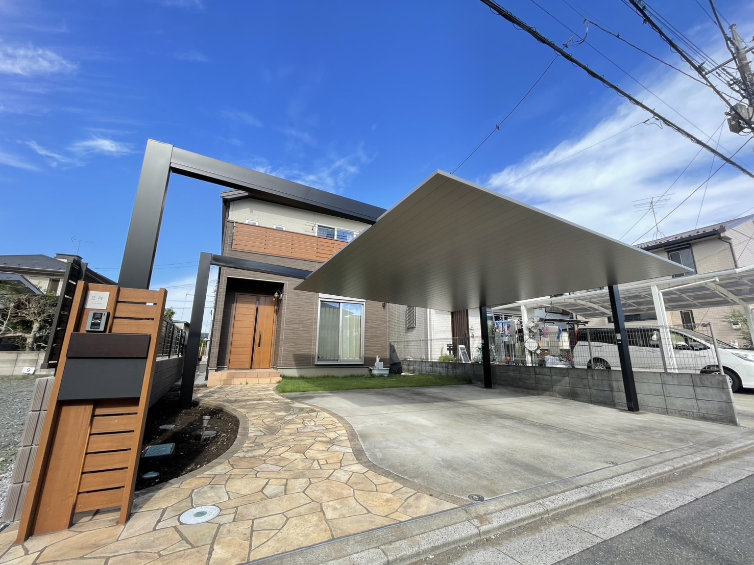 つくば市の住宅に施工したカーポート・門型フレーム・乱形石のアプローチ